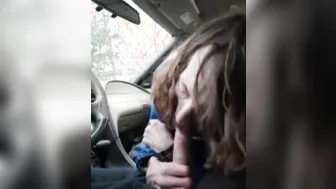 هواة نحيف يمص زبًا سمينًا ويقذف في شاحنة
