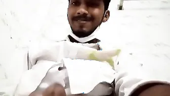 Twink indiano bate punheta com seu pau grande no vestiário sozinho