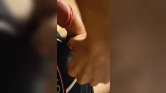 意大利少年在椅子和沙发上撸大鸡巴直到大量射精