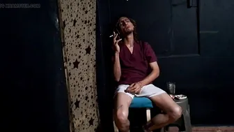Papá latino en solitario se masturba su gran polla sin cortar hasta...