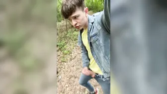 Twink branle sa grosse bite dehors jusqu'à l'éjaculation