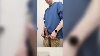 Hunk canadiense se masturba solo arriesgado en el baño con gran cor...