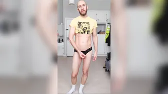 Papi musculoso masturba su gran polla sin circuncidar en camiseta a...