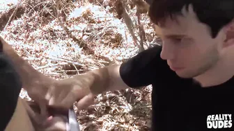 Hunk musclé suce une grosse bite en plein air avant d'être enculé s...