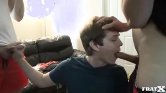 Amateur twink grupo mamada y sesión de crianza