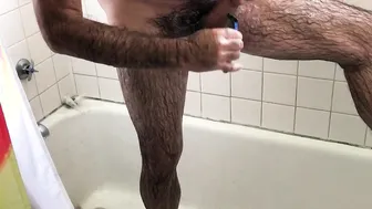 Papá peludo afeita su gran polla y huevos en la ducha