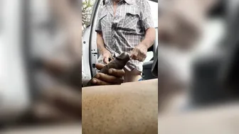 Pillado pajeándome en mi furgoneta por un abuelo