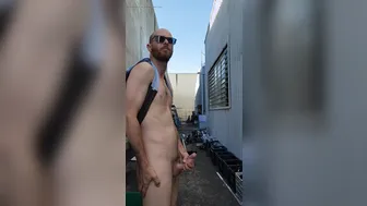 Joven australiano delgado atrapado masturbando su gran polla afuera