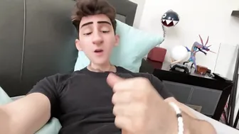 Joven twink se masturba su gran polla y se corre en su propia cara