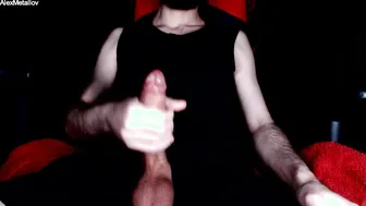Twink solo se masturba su polla gorda con morbo