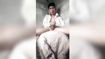 Ado gay thaïlandais branle sa grosse bite et jouit sur un tabouret