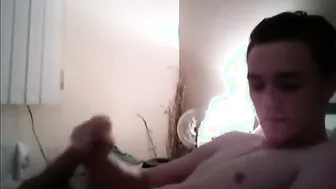 Twink tarado de yorkshire bate punheta e goza na webcam