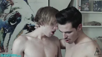 Trío del repartidor de pizza con jovencitos cachondos