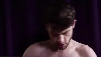 Twink es follado a pelo en trío gay amateur