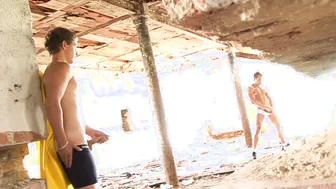 رجل عضلي يفاجئ شاب نحيف يستمني في الخارج وينضم إليه للقذف المتبادل