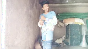 Jeune desi pris en bareback par une énorme bite dans la chambre d'amis