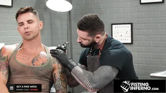 Oso musculoso y tatuado recibe fist en la rosebud de un jock