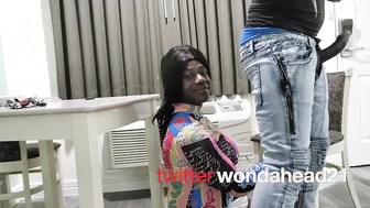 Papá negro folla a aficionado bareback debajo de la mesa en el baño