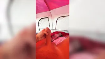 ट्विंक अकेले कैंपिंग ट्रिप के दौरान टेंट में हस्तमैथुन करता है