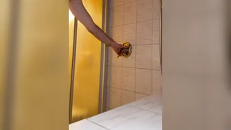 Jeune allemand musclé se douche et se doigte le cul