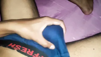 Chico indio de pueblo se masturba su polla gruesa y se corre