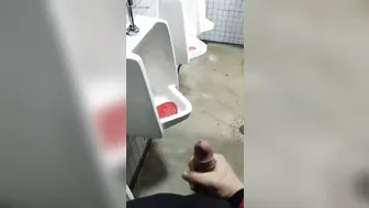 Johnholmesjunior se masturba su gran polla en el baño de un parque ...