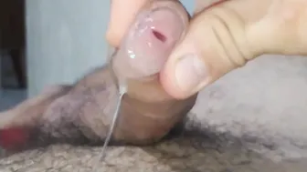 Cockring électro-stimulation fait gicler une grosse bite fortement