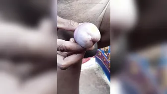Jeune indien se branle sa grosse bite épaisse en plein air