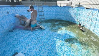 молодой парень подчиняется менеджеру для глубокого минета и анально...