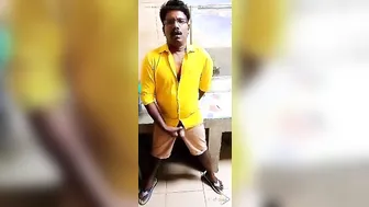 Homem musculoso indiano com grande pau não circuncidado se masturba...