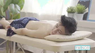 Der twink logan wird von masseur michael geölt und ohne kondom gefickt