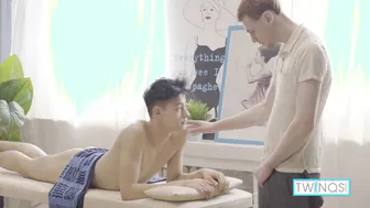 Le twink logan s'huile et se fait baiser sauvagement par le masseur...