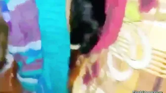 भारतीय ट्विंक खाली हॉस्टल में रूममेट से कंडोम के बिना चुदता है