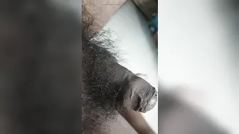 Oso indio se masturba la polla grande negra en video casero solo