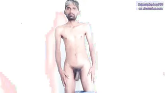 Twink indio se mete dedos en el culo apretado y se masturba hasta u...