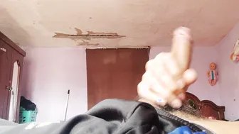 Twink se masturba la polla grande en el apartamento