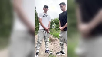 Hetero-freunde wichsen zusammen in nike-kleidung im freien