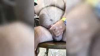 Papa ours huilé branle sa grosse bite rasée jusqu'à éjaculer