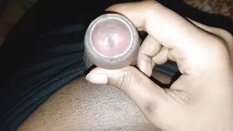 Chico negro en pantalones de deporte se masturba y se corre