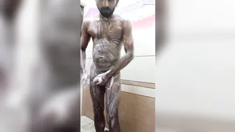 परिपक्व भारतीय भालू शॉवर में खतना न किया हुआ लंड हिलाता है