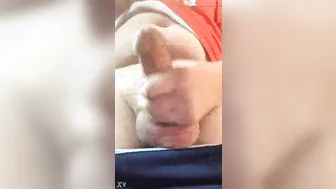 Joven indio en arnés se masturba su gran polla en solitario