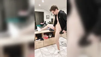 Twink se masturba com fetiche de tênis e gozada de pau grande não c...