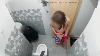 Twink seduce y masturba al plomero en el baño