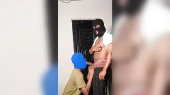 Twink negro musculoso es follado en el garaje por un activo de poll...