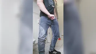 Guy在裤子和运动鞋里尿尿和射精