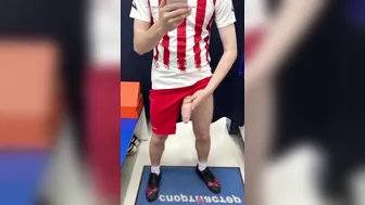 Jeune marocain branle sa grosse bite dans les toilettes publiques