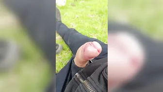 Twink se masturba su gran polla al aire libre cerca de la ciudad y ...