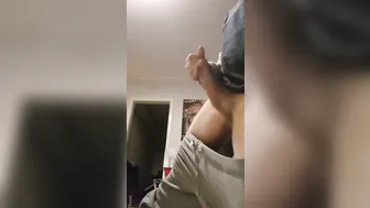 有纹身的英国爸爸撸大鸡巴射出大量精液