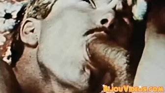 विंटेज जॉक्स फ्लेक्स करते हैं और बिना कंडोम के गुदा मैथुन से पहले ए...