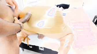 Jeune travesti en lingerie se fait enculer sans capote par une gros...